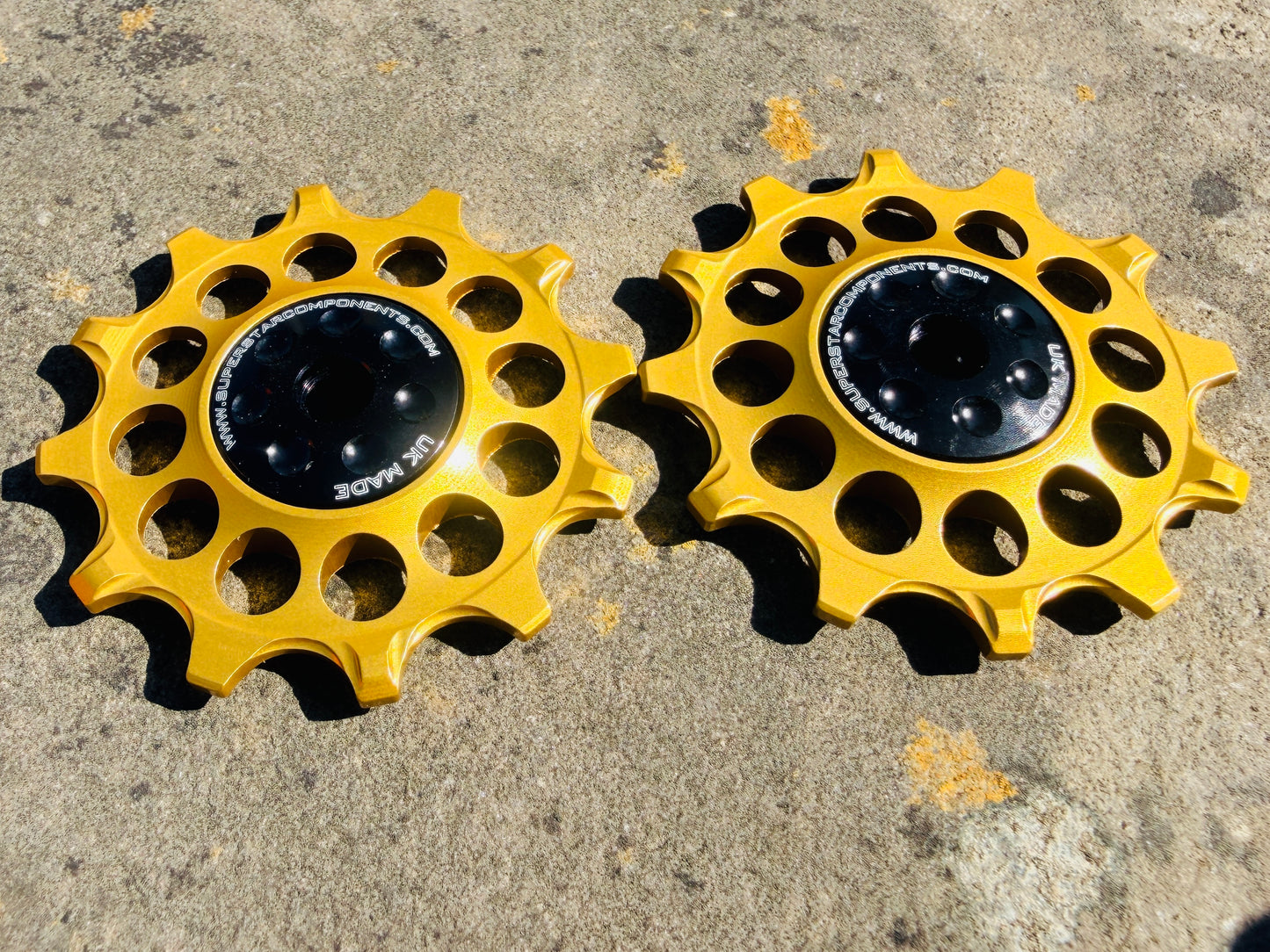 gold  12T jockey wheels with sealed bearings, designed for use with SRAM rear derailleurs.
