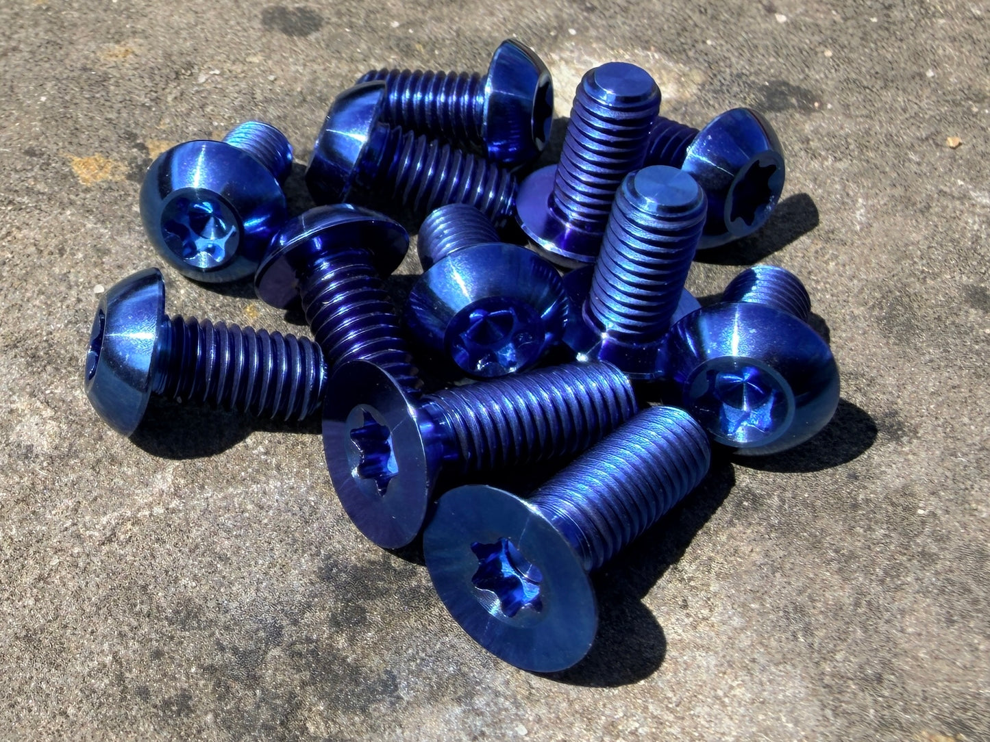 blue  titanium disc bolt kit for Specialized Levo and Kenevo models that feature a rear wheel speed sensor magnet