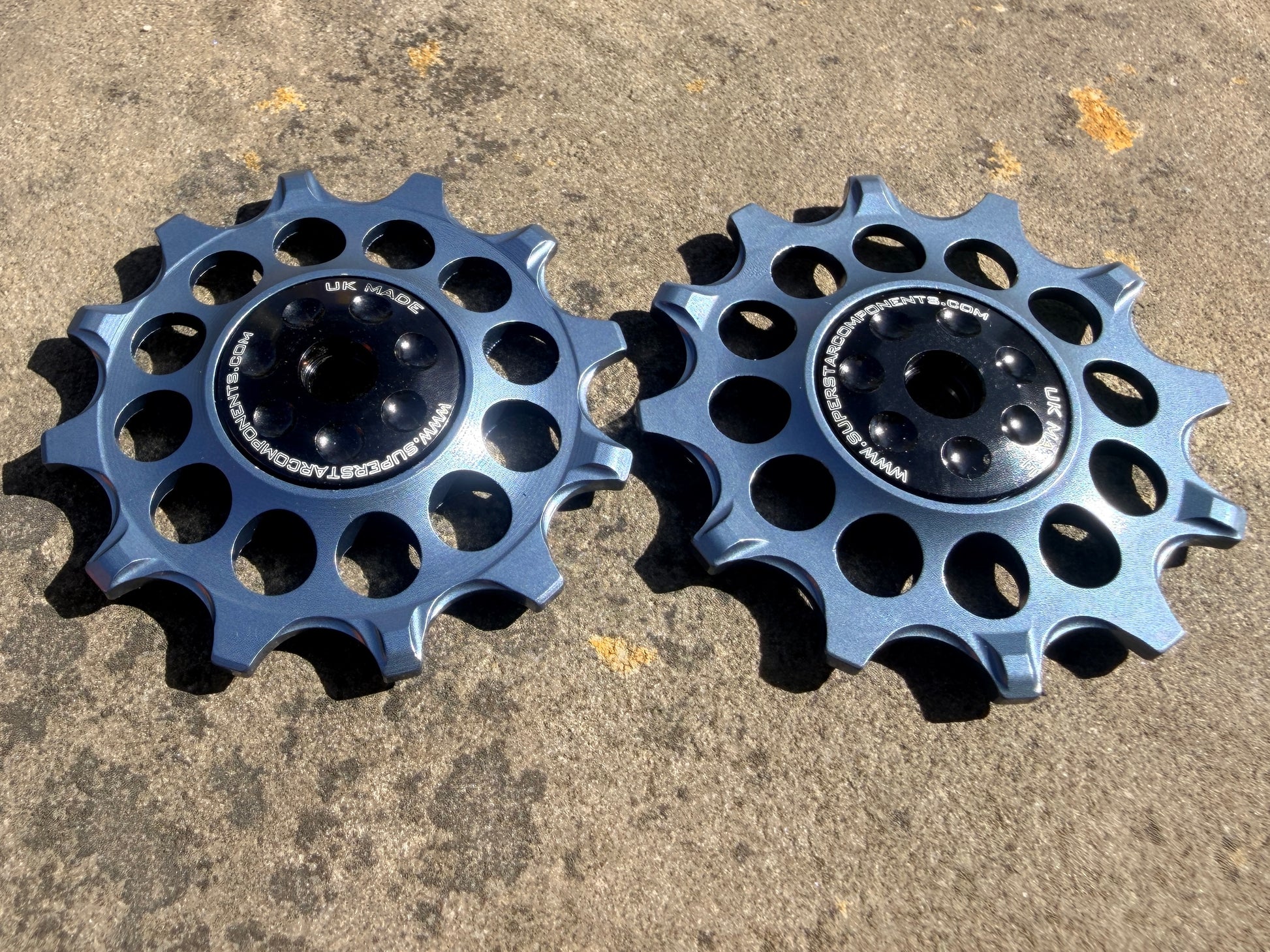 gunmetal 12T jockey wheels with sealed bearings, designed for use with SRAM rear derailleurs.