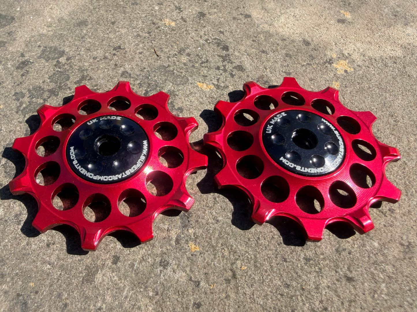 red  12T jockey wheels with sealed bearings, designed for use with SRAM rear derailleurs.
