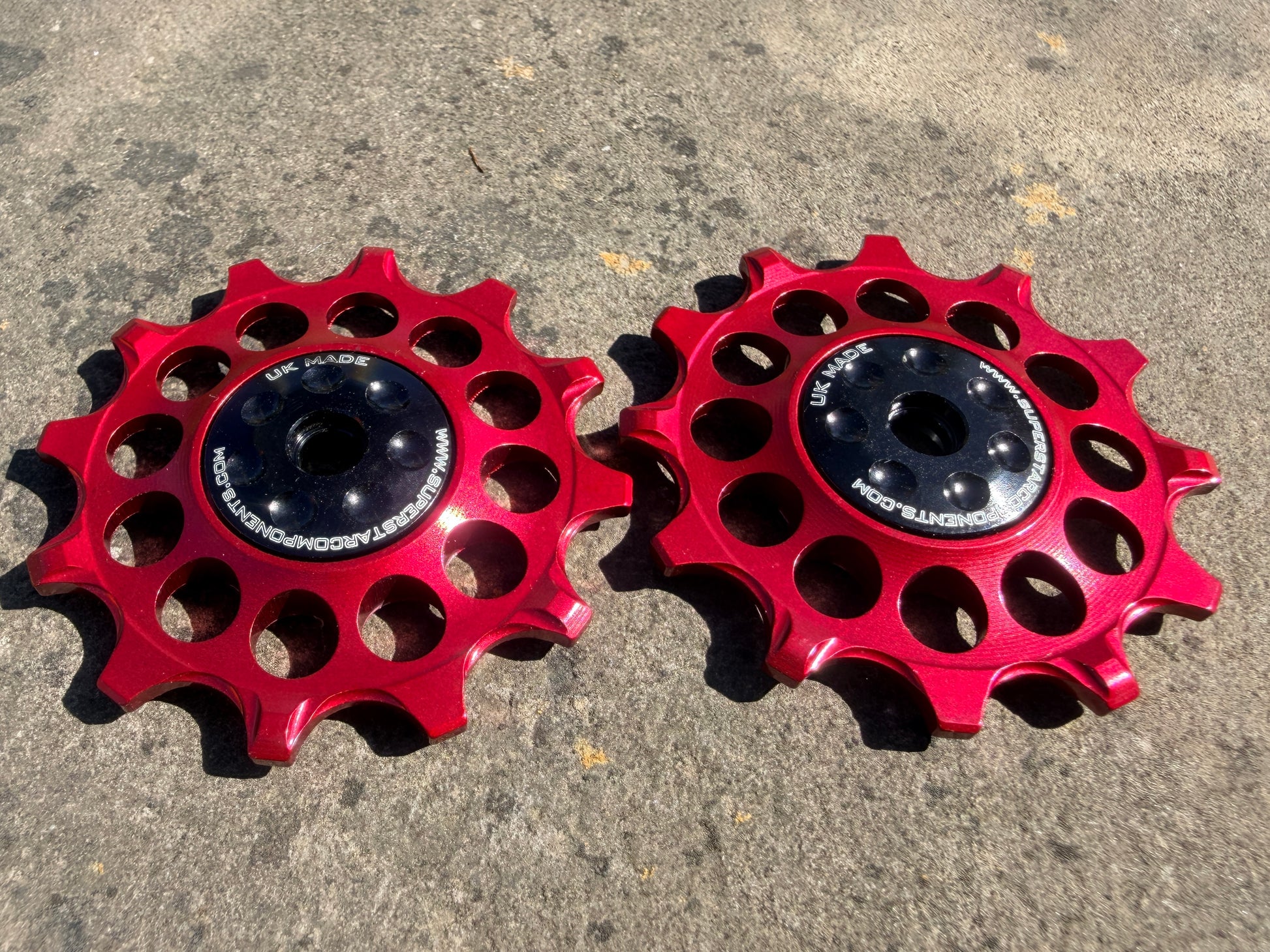 red  12T jockey wheels with sealed bearings, designed for use with SRAM rear derailleurs.
