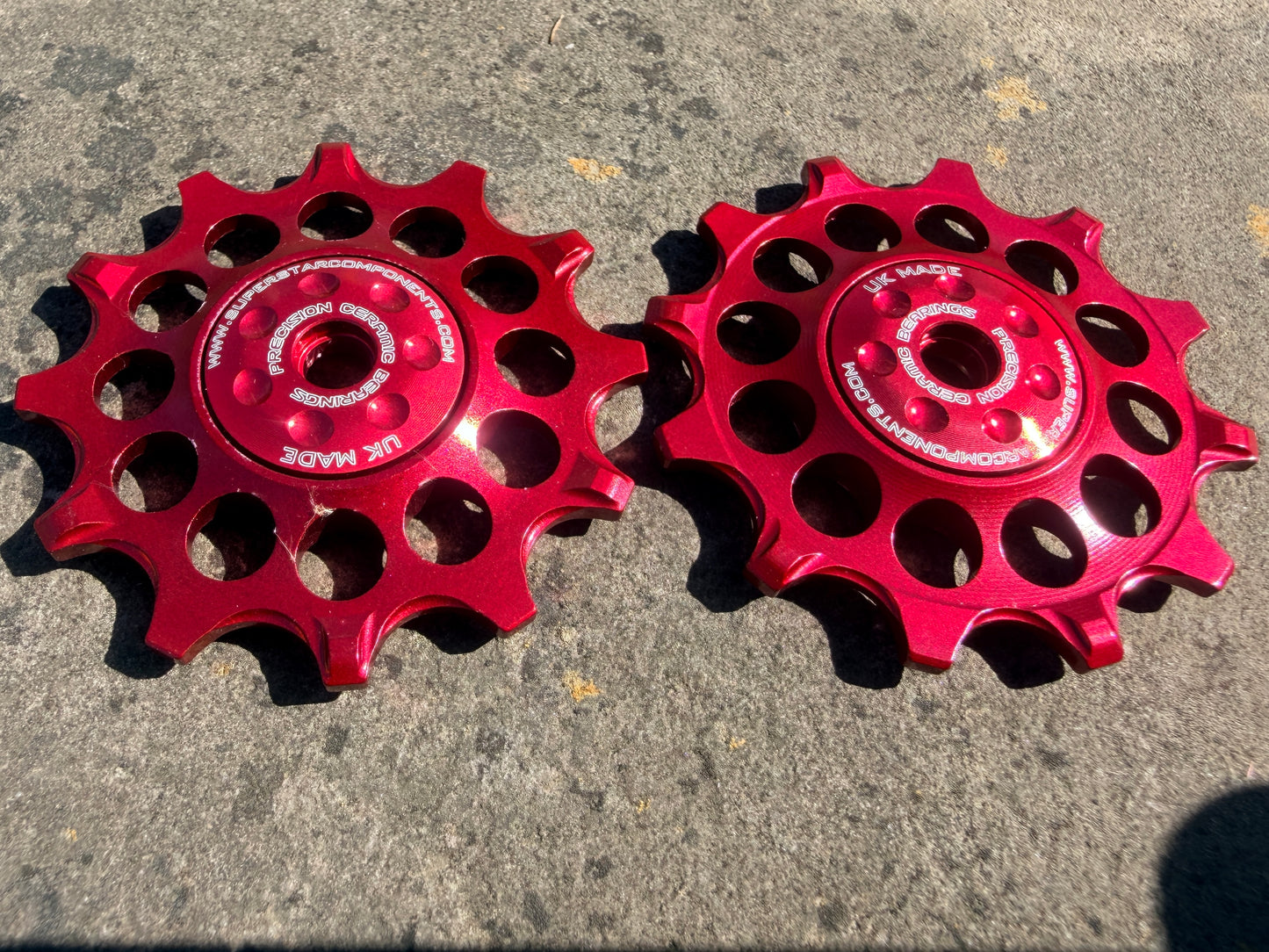 red 12T jockey wheels with sealed ceramic bearings, designed for use with SRAM rear derailleurs.
