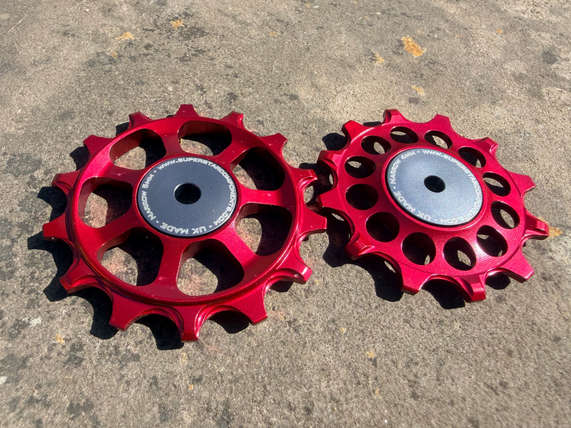 A pair of Red jockey wheels with sealed bearings, designed for use with SRAM AXS rear derailleurs.