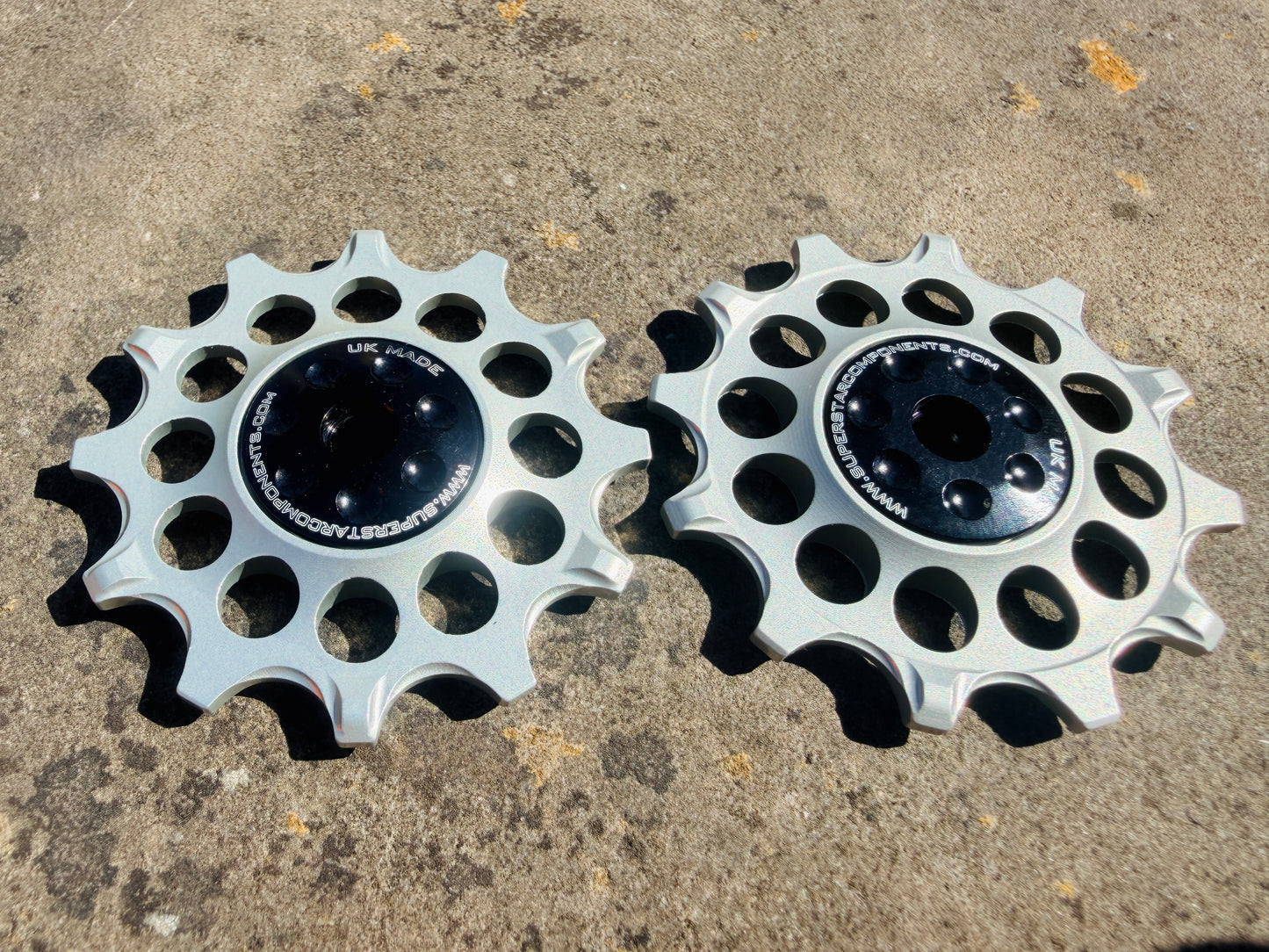 silver  12T jockey wheels with sealed bearings, designed for use with SRAM rear derailleurs.
